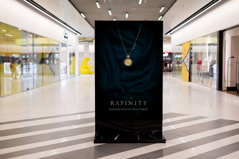 Mockup station photographie verticale du collier de la marque rafinity